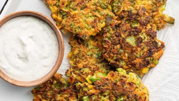 فطائر الخضار بصلصة الأعشاب والثوم
