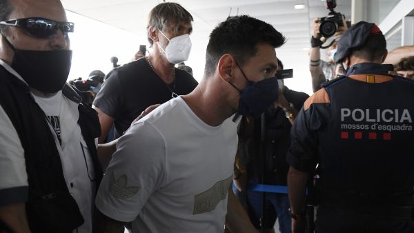 Barcelona's departing Argentinian forward Lionel Messi arrives at El Prat airport in Barcelona on August 10, 2021. France is waiting impatiently for Lionel Messi with supporters gathering outside Paris Saint-Germain's ground hoping to see the Argentine who is expected to join the Qatar-owned club after his exit from Barcelona. (Photo: AFP)