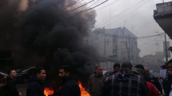 اللبنانيون يقطعون الطرقات