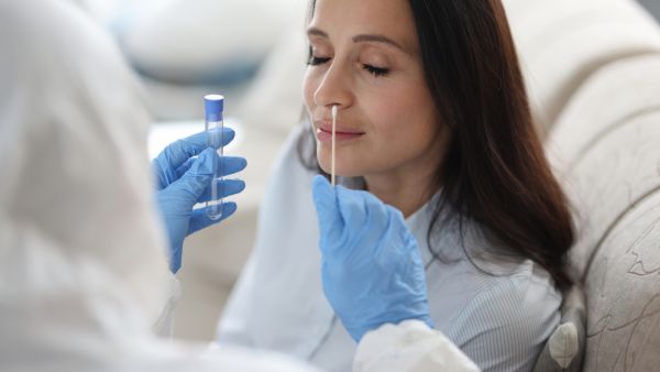 COVID-19 Cases in UAE Under 1,000 yesterday