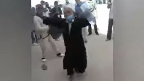 مسن يرقص فرحا في تونس