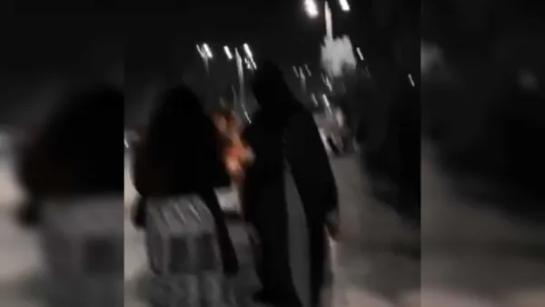 مشهد من مقطع فيديو لتحرش بسيدة في المدينة المنورة