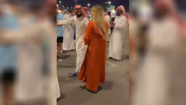 الشقراء ذات العباءة البرتقالية