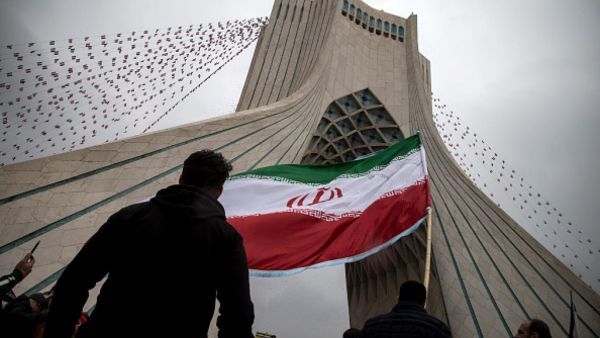 الكثير من الحديث في طهران