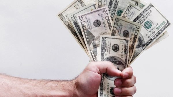 بنك الاحتياطي الفيدرالي الأمريكي يخطو بحذر نحو تطبيع السياسة النقدية