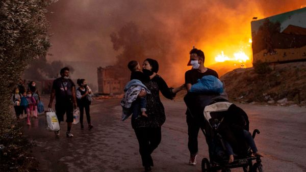 جزيرة ساموس اليونانية.. السيطرة على حريق كبير اندلع في مخيم للمهاجرين