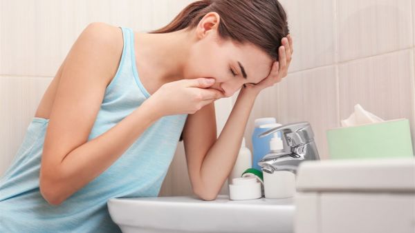 يمكن علاج بعض الحالات التي تسبب ألم المعدة والشعور بالغثيان من خلال الأدوية