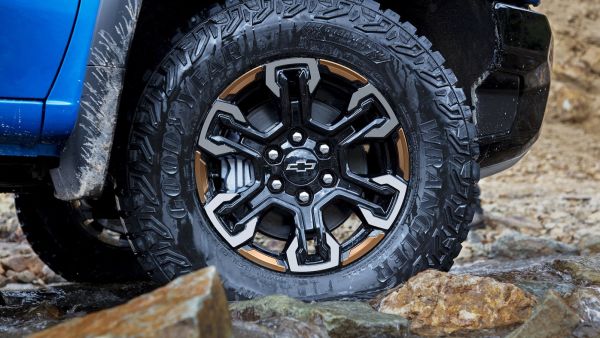 Chevrolet Silverado Chevrolet Reveals Major Enhancements For New Silverado, Including First-ever ZR2 Off-road Trim