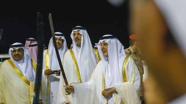 الأمير خالد الفيصل يؤدي العرضة