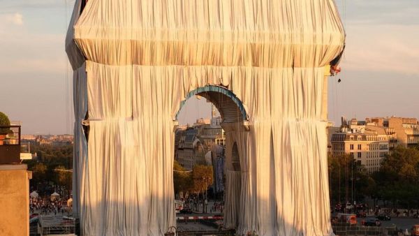 Arc de Triomphe wrapped in fabric by Christo 