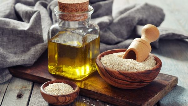 زيت الفول السوداني المحمص زيت عطري غالبًا ما يتم رشه فوق الأطباق أو إضافته إلى السلطات والصلصات