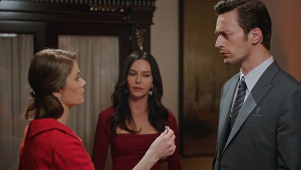 فتاة النافذة