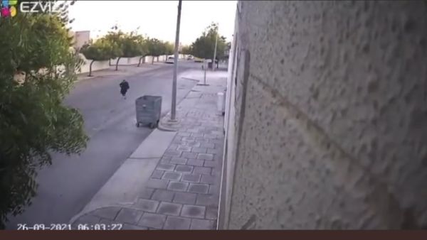 طالبة سعودية تركض خلف حافلة مدرستها