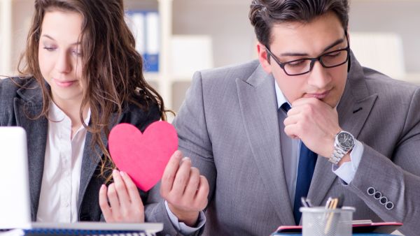5 مؤشرات تدل على أن مديرك معجب بك