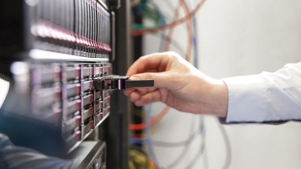 يدعم مركز البيانات الجديد متطلبات التعليم والبحوث للطلبة وأعضاء الهيئة التدريسية شنايدر إلكتريك وجامعة "بيرمنغهام دبي" تطوران مركز بيانات ميداني بتصميم مستدام وموّفر للطاقة في الحرم الجامعي الجديد