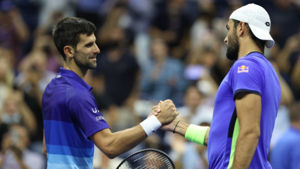 ديوكوفيتش (يسار) يصافح بيريتيني