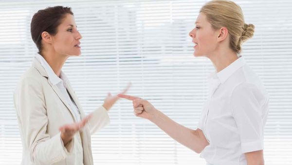 اتيكيت الاعتذار: كيف تتصالح مع زميلك في العمل؟