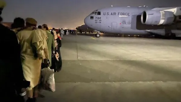 شواذ أفغان فروا من طالبان يصلون إلى بريطانيا