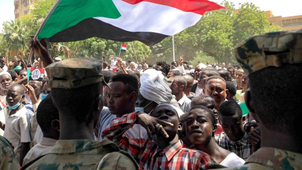 من يتصارع مع من في السودان