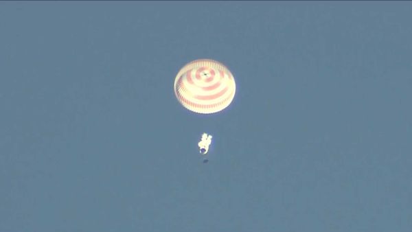 بعد تصوير أول فيلم بالفضاء.. طاقم سينمائي روسي يهبط بسلام بكازاخستان 