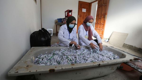 فلسطينيات يعدن تصنيع الورق