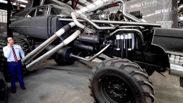 طرح سيارات غريبة شاركت بفيلم في مزاد علني