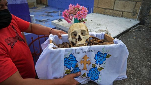 مكسيكيون يحتفلون بـيوم الموتى