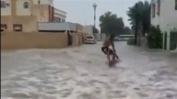 عماني يتزلج وسط إعصار شاهين