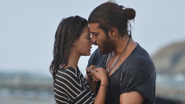Can Yaman ve Demet Özdemir Aşk İddiaları Yeniden Ön Plana Çıktı Love Claims Are Back to the Forefront
