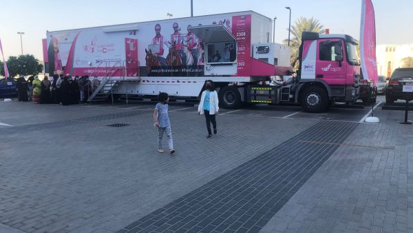 خلال الحدث 06 مول يقدم فحوصات مجانية للكشف المبكر عن سرطان الثدي بالتعاون مع القافلة الوردية