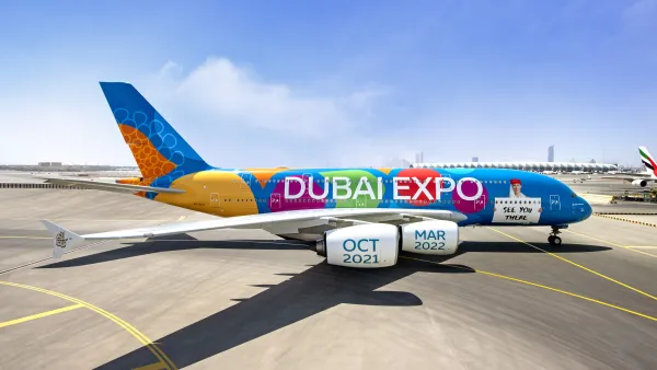 طلعتان في أجواء دبي على ارتفاع منخفض لطائرة الإمارات A380 بالكسوة الزرقاء
