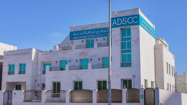 مركز أبوظبي للخلايا الجذعية جامعة أبوظبي ومركز أبوظبي للخلايا الجذعية يتبادلان المعارف والخبرات في الرعاية الصحية