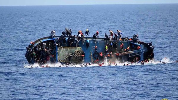 غرق مركب صيد بحري يقل 30 مهاجرا غير نظامي