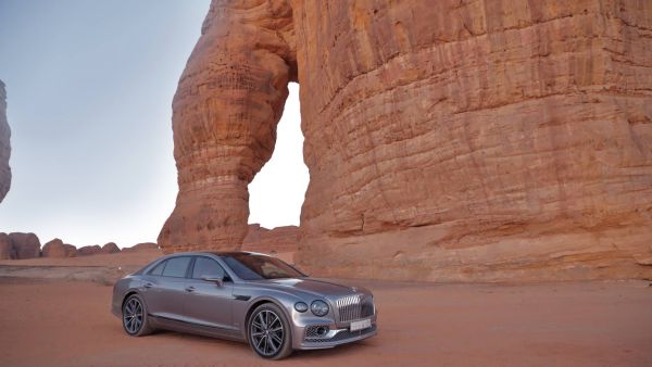Bentley Flying Spur في العلا استكشاف روائع موقع التراث العالمي في العُلا مع Flying Spur – Bentley Motors تنشر فيلماً جديداً يصوِّر جمال الطبيعة الأخّاذ