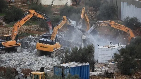 القدس.. الإحتلال الإسرائيلي يهدم 3 منشآت فلسطينية