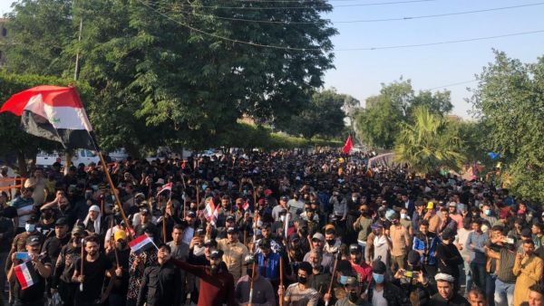 تجمع المتجمهرون الموالين للحشد الشعبي التابع لايران أمام بوابة المنطقة الخضراء 