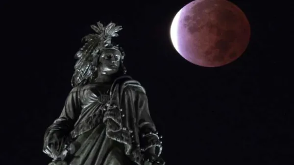 خسوف جزئي يدعى "قمر الدم" يزين سماء الليل
