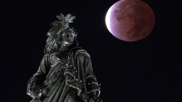 خسوف جزئي يدعى "قمر الدم" يزين سماء الليل