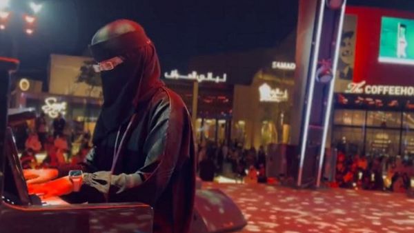 عازفة بيانو منقبة في موسم الرياض عازفة بيانو منقبة في موسم الرياض