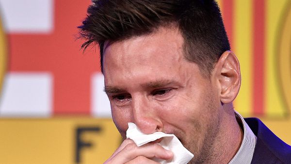 ميسي يبكي خلال مؤتمر رحيله عن برشلونة في أغسطس الماضي