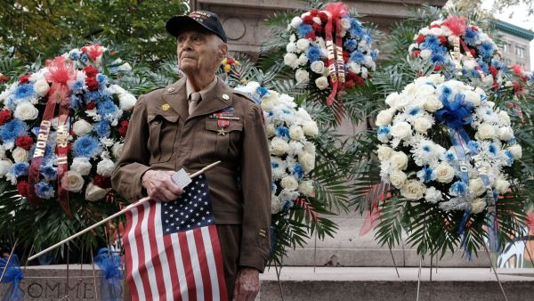 موكب يوم المحاربين القدامى بمانهاتن بنيويورك