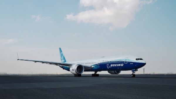 Boeing 777X lands in Dubai Boeing 777X Arrives in Dubai for 2021 Dubai Airshow