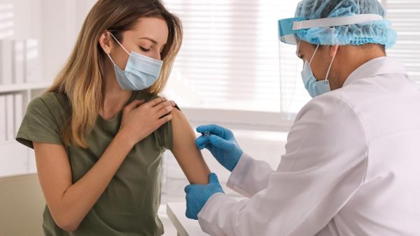 بغداد تعتمد شهادة التلقيح وفحص PCR