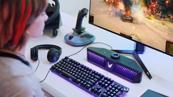 حل "إل جي" الصوتي المبتكر يقدم لهواة الألعاب تجربة فريدة في الصوت والتصميم والمزايا مع تثبيت ميكروفونات لإتاحة الدردشة الصوتية بعيداً عن سماعات الرأس "إل جي" تقدم أفضل تجربة صوت للألعاب في دولة الإمارات من خلال مكبر الصوت الجديد