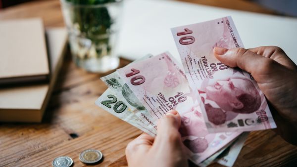 الليرة التركية تفقد 43% من قيمتها منذ بداية العام 
