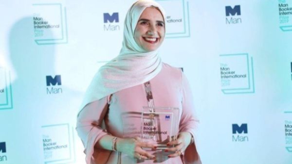 العُمانية جوخة الحارثى تفوز بجائزة المعهد العربي