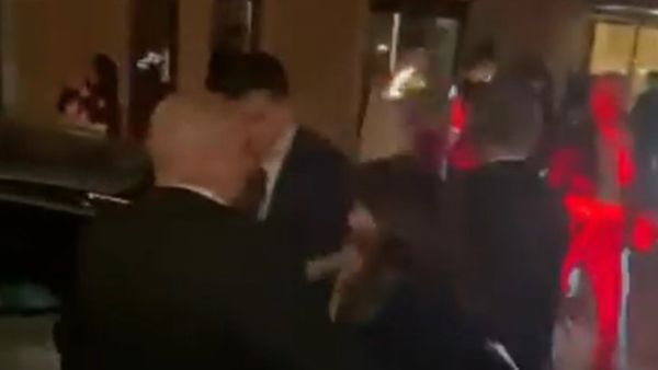 لحظة إجلاء السفيرة الاسرائيلية 