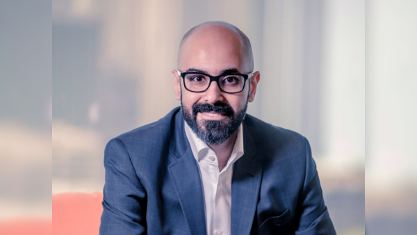 تكريم طلاب الهندسة في جامعة الإمارات العربية المتحدة  في معسكر ناسا الصيفي الذي تديره شركة مايكروسوفت