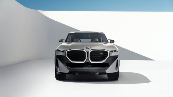 تقدم سيارة BMW Concept XM لمحة أولى عن التصميم الأمامي الجديد لطرازات BMW القادمة من الفئة الفاخرة. سيارة BMW Concept XM - القوة والرفاهية الفائقة إلى أبعد الحدود