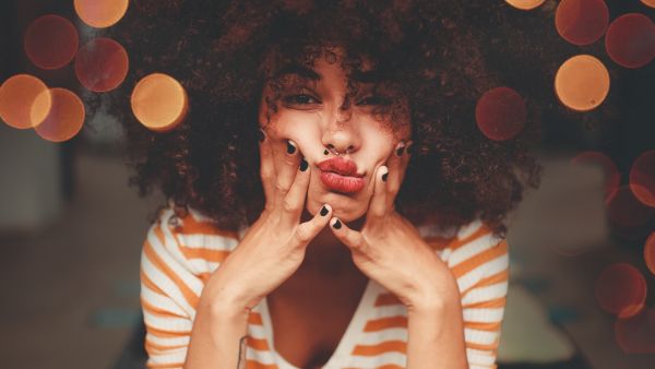 حسناء البوابة: 3 مكونات طبيعية لعمل ماكياج منزلي